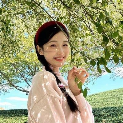 顶流女星被拍素颜逛菜市场，真实状态引全网热议
